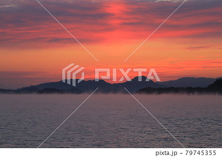 瀬戸内海国立公園筆影山の海霧　広島県三原市須波沖 79745355