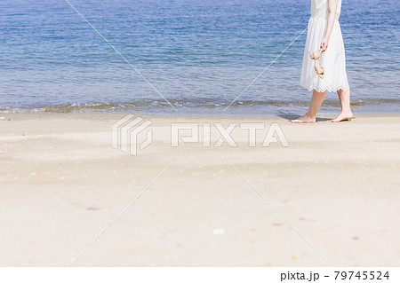 女子旅で海を観光する若い女性 女子旅で海を観光する若い女性 79745524