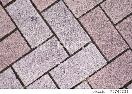 レンガタイルが規則的に並んでる 79746231