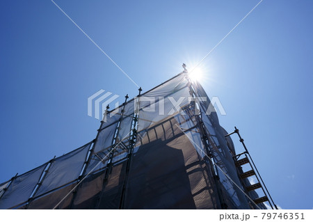 光を浴びる外壁塗装の足場 アパートの改修工事現場 の写真素材