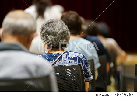 コロナワクチン接種会場で順番を待つ高齢者 79746967