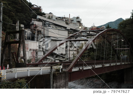 急斜面に張り付くようにそびえ立つ奥多摩工業_氷川工場 79747627