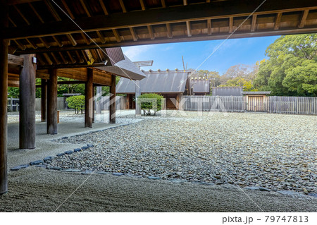 熱田神宮拝殿から本殿（右） 79747813