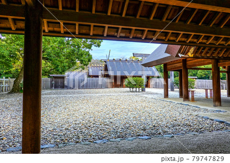 熱田神宮拝殿から本殿（左） 79747829