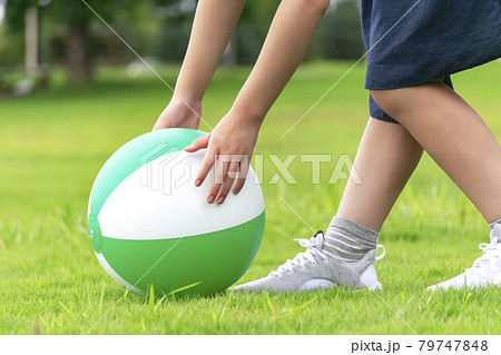 芝生の上で遊ぶ子供	 79747848