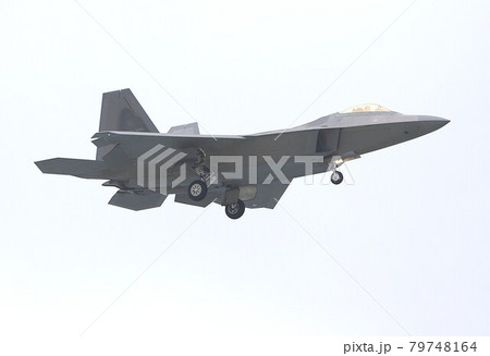大空を飛行するアメリカ空軍のステルス戦闘機F-22Aラプター 79748164