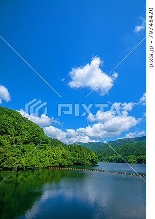 霧積ダム 霧積湖 堤防からの眺め 初夏の周辺景色 霧積ダム 霧積湖 堤防からの眺め 初夏の周辺景色 79748420
