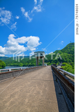 霧積ダム 霧積湖 堤防からの眺め 初夏の周辺景色 霧積ダム 霧積湖 堤防からの眺め 初夏の周辺景色 79748604