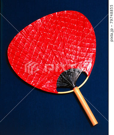 赤いうちわ 79748855