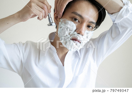 髭を剃る男性 79749347