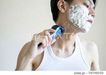 髭を剃る男性 髭を剃る男性 79749350