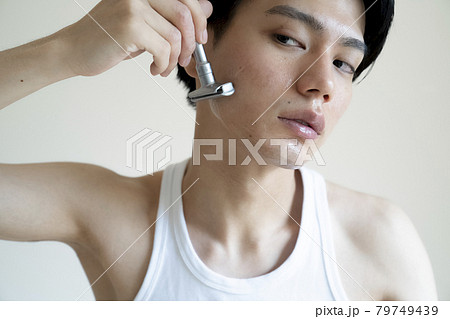 髭を剃る男性 79749439