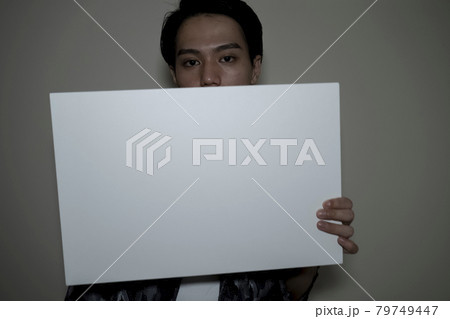 メッセージボードを持つ男性 79749447