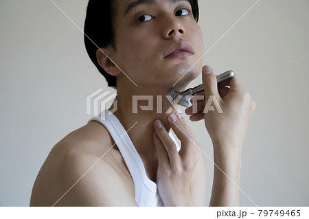 髭を剃る男性 髭を剃る男性 79749465