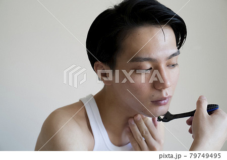 髭を剃る男性 髭を剃る男性 79749495
