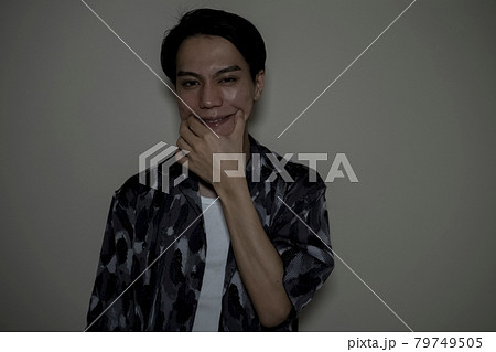 笑顔をつくる男性 笑顔をつくる男性 79749505