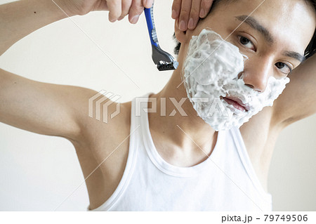 髭を剃る男性 髭を剃る男性 79749506