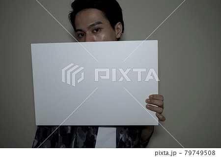 メッセージボードを持つ男性 79749508