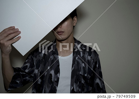 メッセージボードを持つ男性 79749509