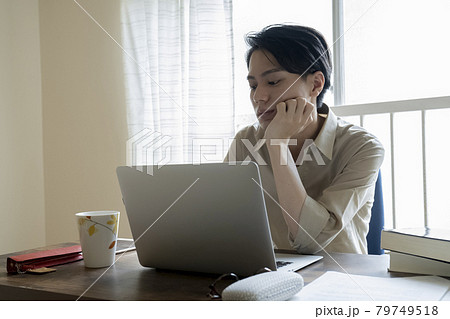 自宅で仕事をする男性 自宅で仕事をする男性 79749518