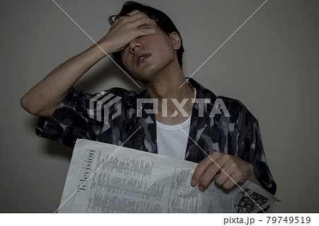 新聞と男性 新聞と男性 79749519