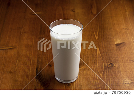 グラスに牛乳を注ぐ グラスに牛乳を注ぐ 79750950