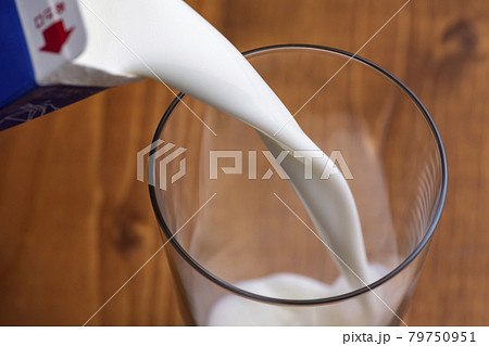グラスに牛乳を注ぐ グラスに牛乳を注ぐ 79750951