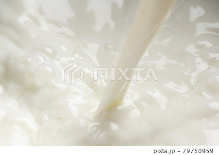 牛乳を注ぎ入れる　クローズアップ 79750959