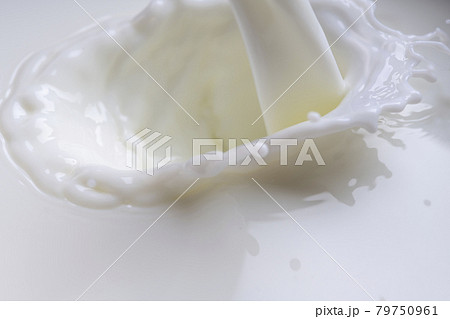 牛乳を注ぎ入れる　クローズアップ 79750961