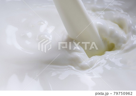 牛乳を注ぎ入れる クローズアップ 牛乳を注ぎ入れる クローズアップ 79750962