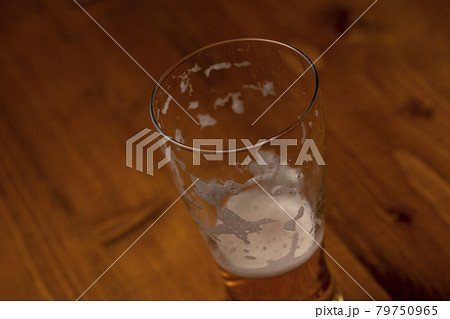 飲みかけのビール 79750965