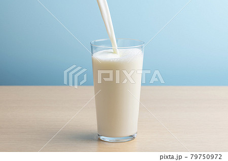 コップに牛乳を注ぐ 79750972