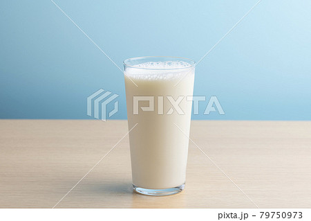 コップに牛乳を注ぐ コップに牛乳を注ぐ 79750973