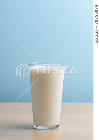 コップに牛乳を注ぐ コップに牛乳を注ぐ 79750974