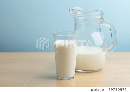 コップに牛乳を注ぐ コップに牛乳を注ぐ 79750975