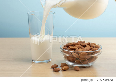アーモンドミルク 79750978