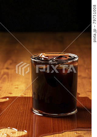 グラスから溢れたアイスコーヒー グラスから溢れたアイスコーヒー 79751008