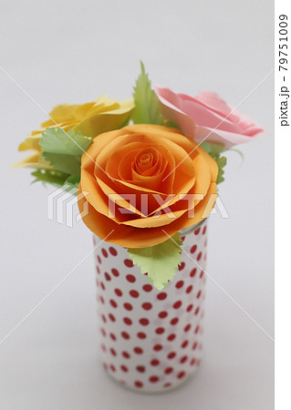 折り紙で作った手作りのバラの花 79751009