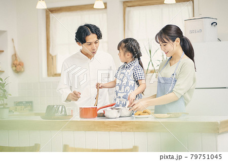 親子でお菓子づくり 79751045