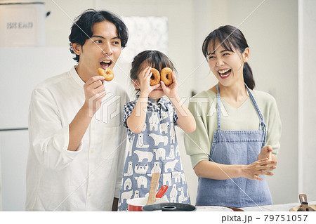 親子でお菓子づくり 79751057