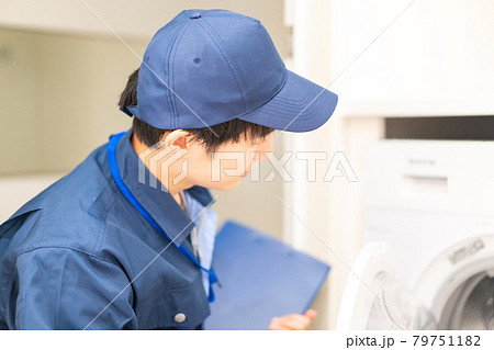 住宅の点検をする作業服の男性 79751182