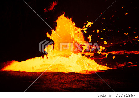 エルタアレ火山の溶岩湖 79751867