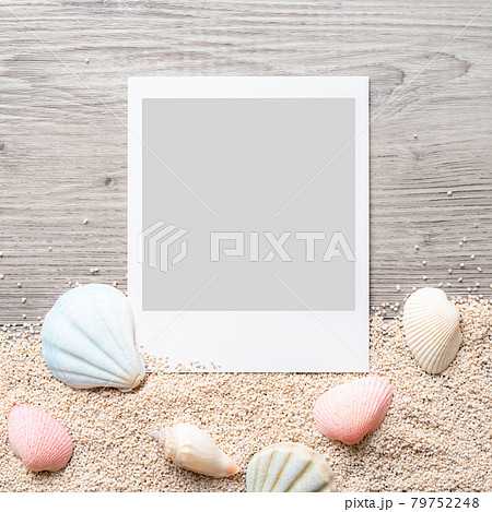 ポラロイドと夏をモチーフにしたSNSで便利なスクエアのデザイン素材 79752248