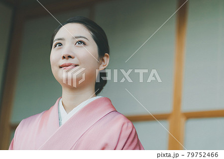 縁側に座る20代着物女性 縁側に座る20代着物女性 79752466