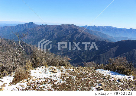 雪の積もる日本百名山の祖母山を登山 霧氷の写真素材