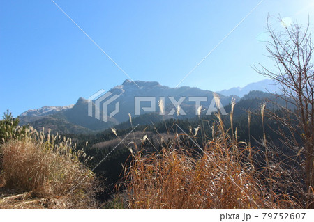 雪の積もる日本百名山の祖母山を登山 霧氷の写真素材