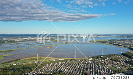 台風一過、増水であふれる利根川と沈んだ田畑【空撮】 79753083