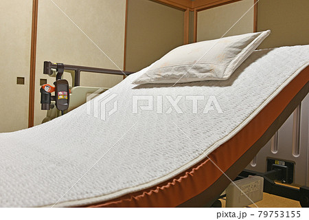 電動式介護用ベッド 79753155