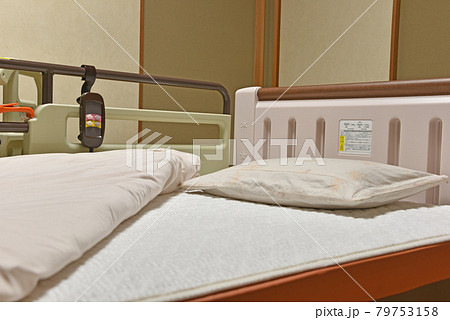 電動式介護用ベッドの写真素材 [79753158] - PIXTA
