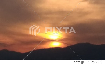 2つの太陽が沈むように見える夕焼け空 79753300